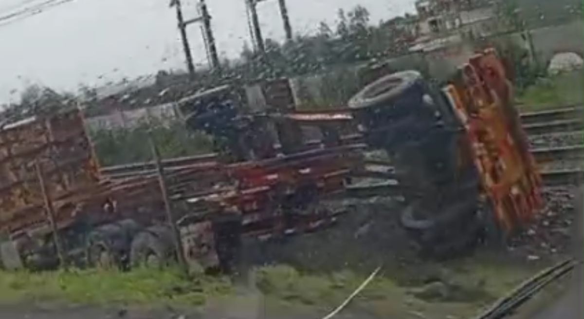 Al menos dos servicios de la Línea 2 del Biotren suspendidos tras volcamiento de camión en la Ruta 160