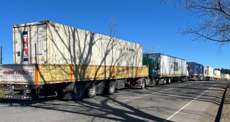 Camioneros parados por cierre de Pino Hachado