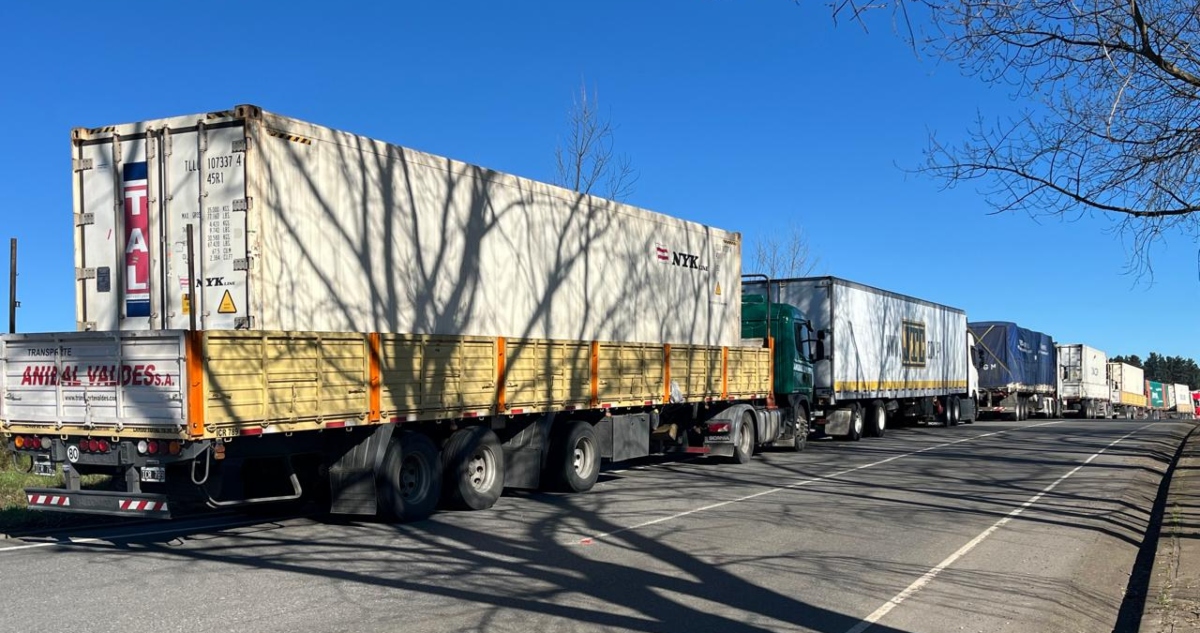 Camioneros parados por cierre de Pino Hachado