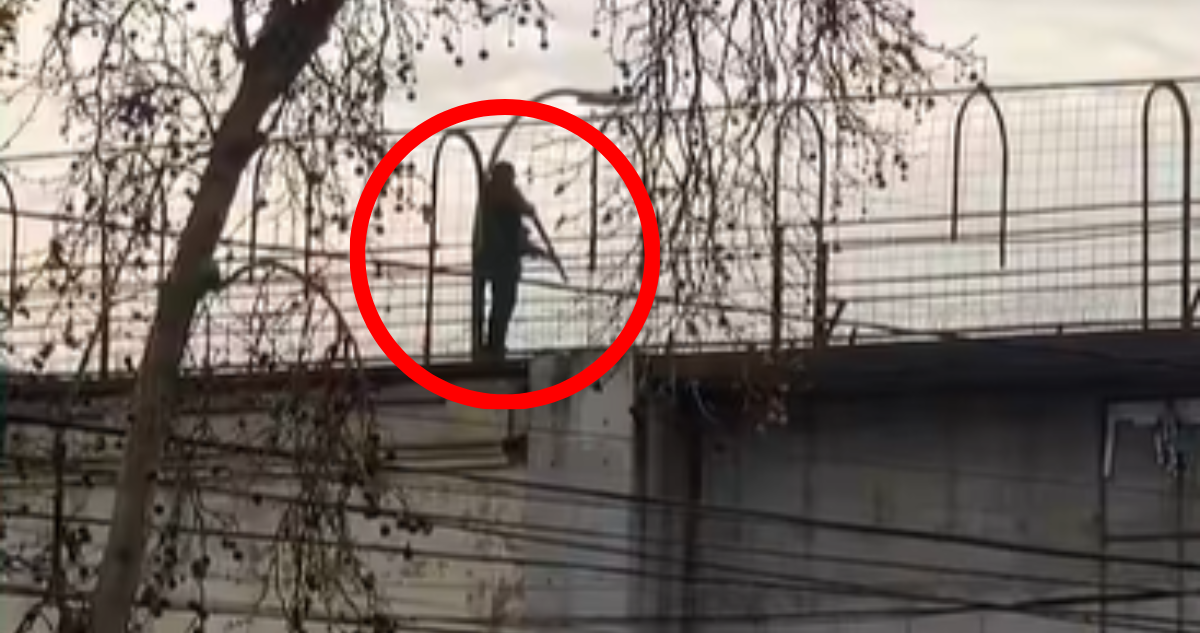 Captan a gendarme disparando hacia interior de cárcel de Talca: incidente sería por reo con celular