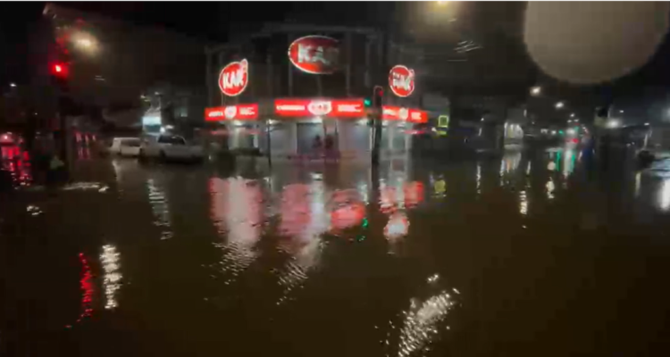 Desborde de estero Quilque inunda calles en pleno centro de Los Ángeles