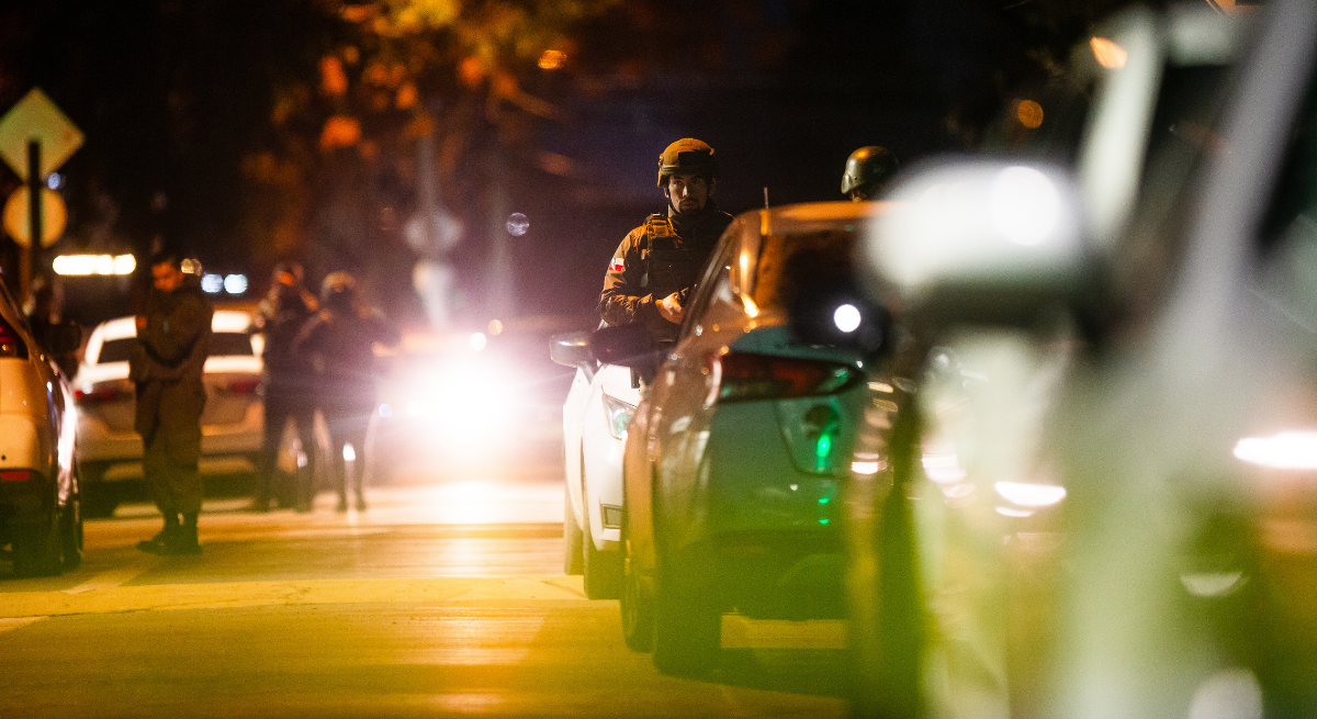 Dos menores detenidos por encerronas en la capital: uno fue baleado al intentar arrollar a carabinero
