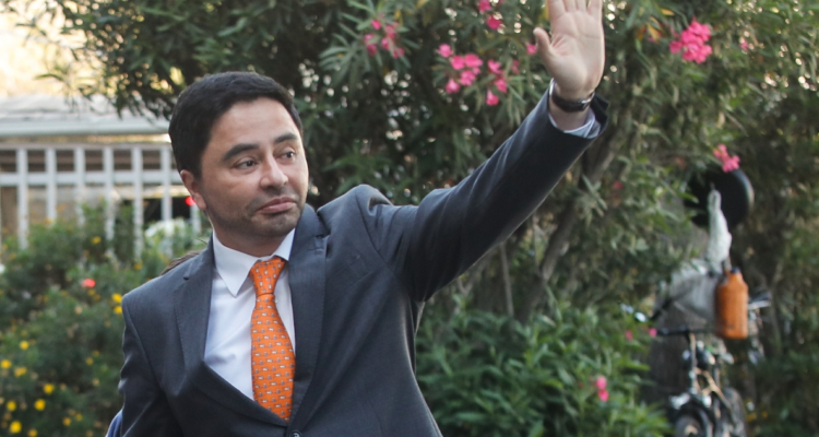 Senador Rodolfo Carter es embestido por un motociclista en accidente menor de tránsito