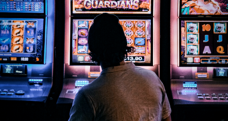 Superintendencia recibe ofertas para casinos de Coquimbo y Pucón, mientras Dreams critica licitación