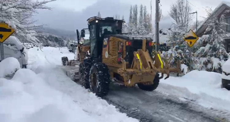 https://media.biobiochile.cl/wp-content/uploads/2026/08/cerca-de-3-500-personas-aisladas-por-acumulacion-de-nieve-en-sectores-rurales-de-lonquimay-750x400.png