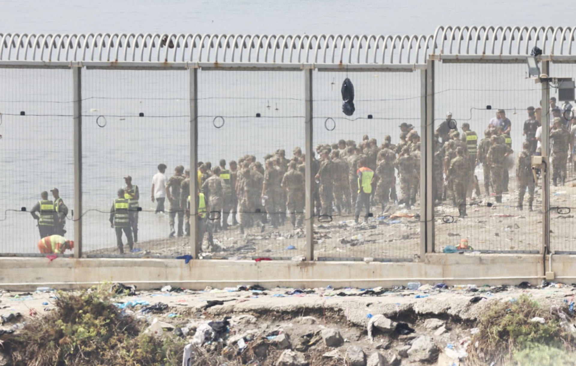 Fuerzas auxiliares de Marruecos impiden la llegada al espigón de la playa del Tarajal que separa Ceuta de Marruecos
