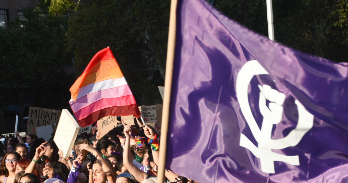Banderas que representan el feminismo y diversidades.