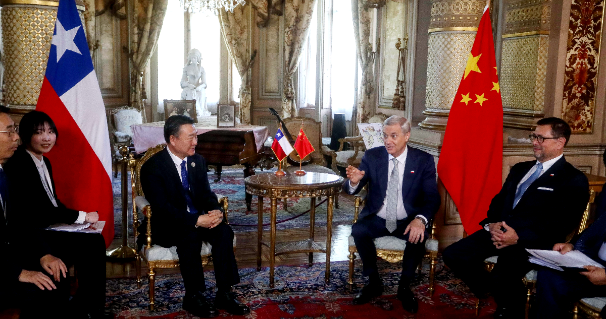 En plena tensión arancelaria con EEUU, China proclama que recibirá al canciller chileno Pérez Mackenna