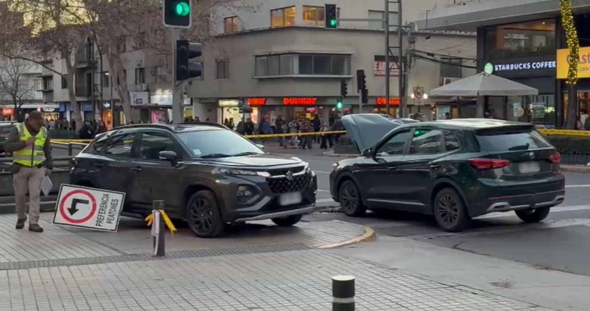 Choque entre dos vehículos deja una persona atropellada en Providencia: detenido dobló en tercera fila