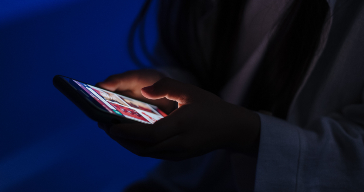 Foto de una persona usando su teléfono para ilustrar nota sobre la protección de fotos íntimas