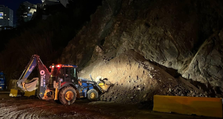 Cierran pistas de Avenida España hacia Viña por derrumbes: desvíos se extenderán hasta el domingo
