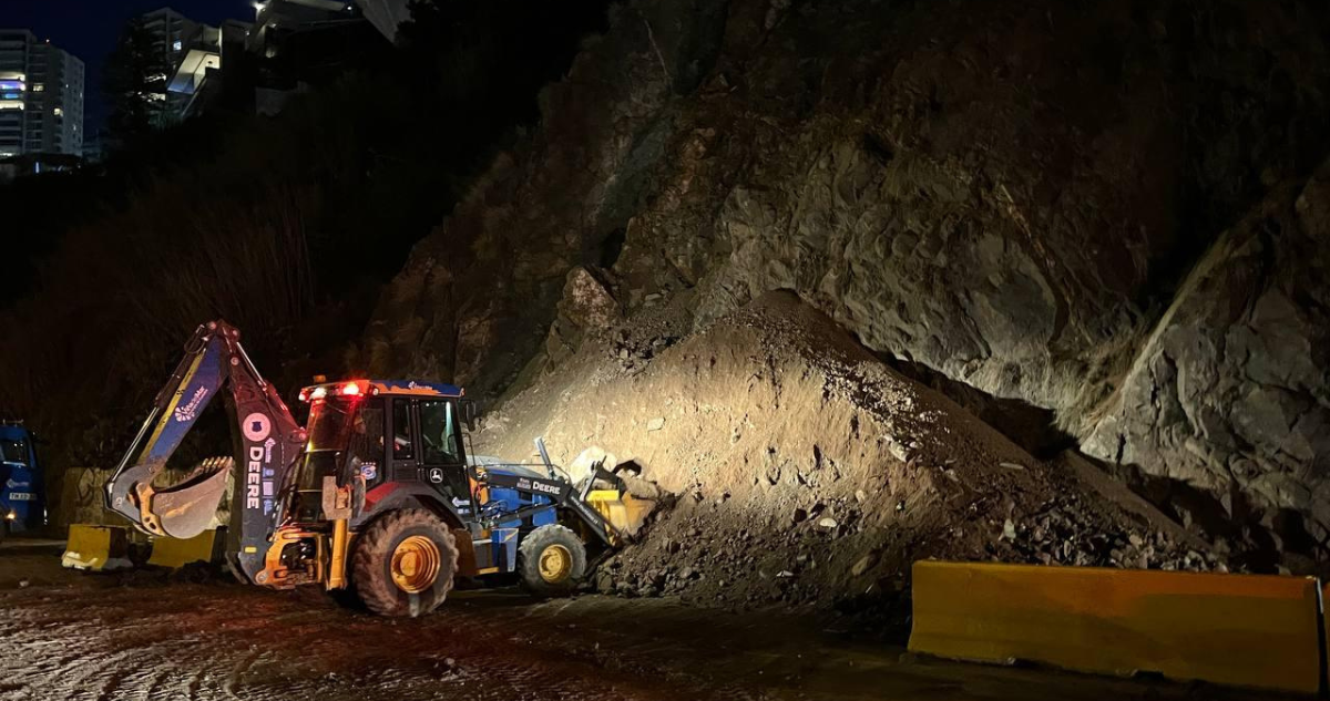 Cierran pistas de Avenida España hacia Viña por derrumbes: desvíos se extenderán hasta el domingo