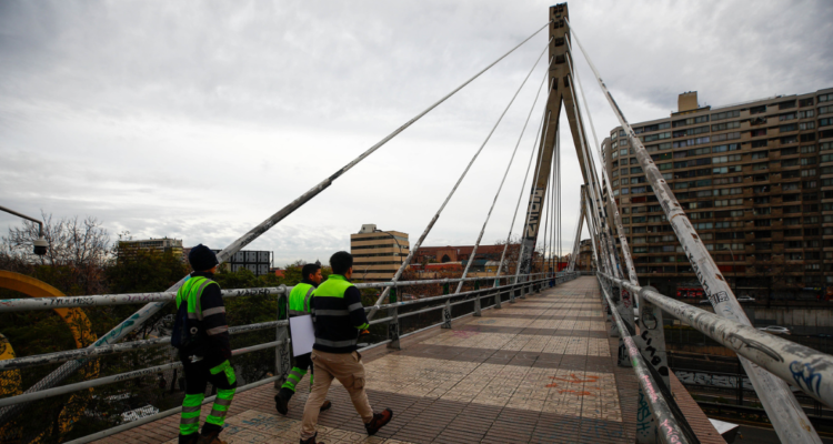Cierran puente peatonal Huérfanos: trabajos de remodelación buscarán erradicar focos de delincuencia