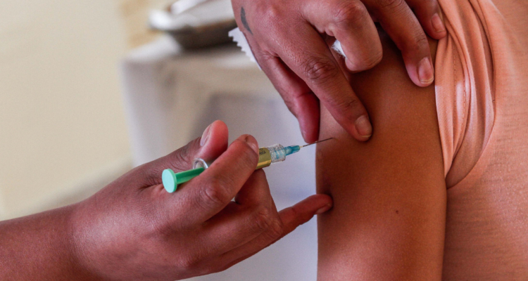 Positividad de virus respiratorios alcanza 47%, con sincicial al alza y rinovirus liderando