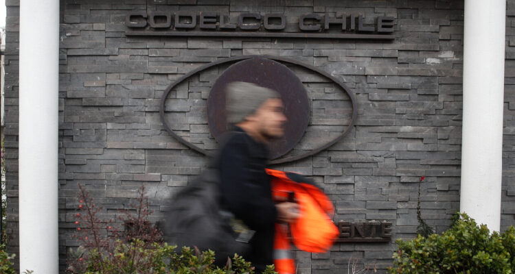 Codelco pone en revisión su millonaria cartera de inversiones y Fontaine prevé “cuatro años difíciles”