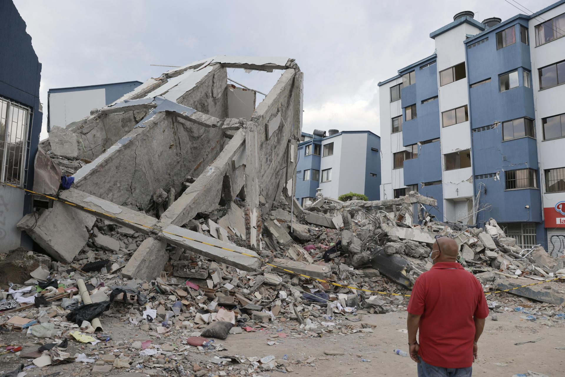 Un hombre observa edificaciones antiguas afectadas por el terremoto en Pereira