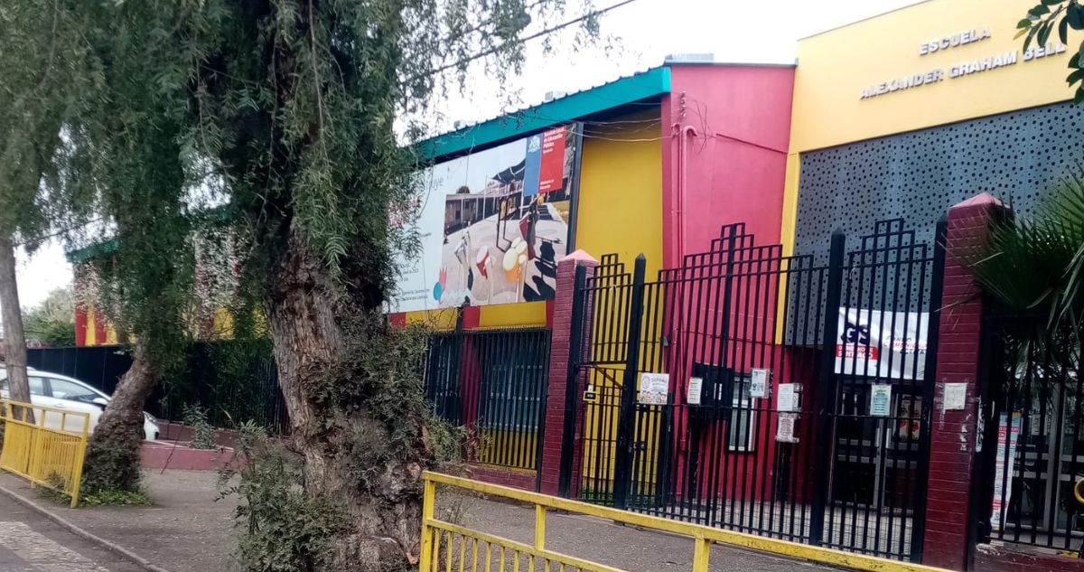 Con disparos al aire: delincuentes roban camión de alimentos Junaeb afuera de un colegio en Pudahuel