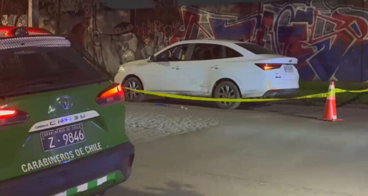 Conductor fue baleado por desconocidos en Santiago cuando estaba al interior de auto