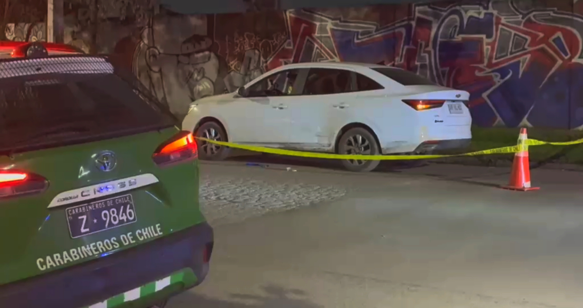 Conductor fue baleado por desconocidos en Santiago cuando estaba al interior de auto