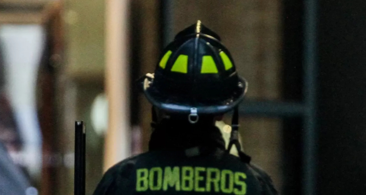 Persona muere calcinada tras incendio en su vivienda en Los Ángeles: aún se desconoce su identidad