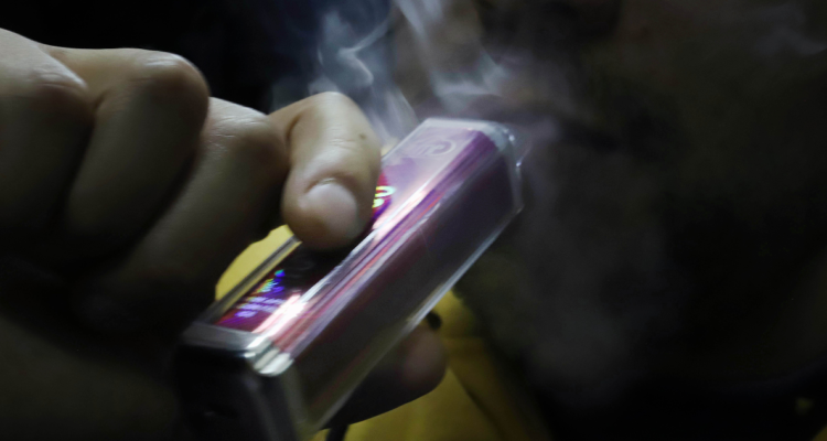Alerta por vapeo: 1 de cada 3 adolescentes ya probó un vaper y supera al cigarrillo en escolares