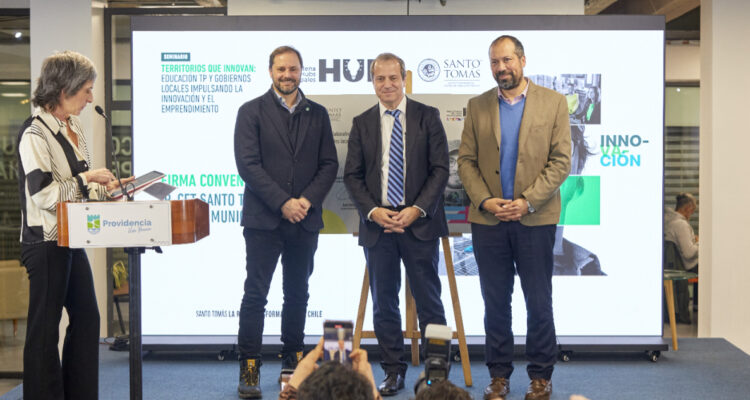 Santo Tomás firma convenio con Red Chilena de HUBs Municipales para apoyar innovaciones locales