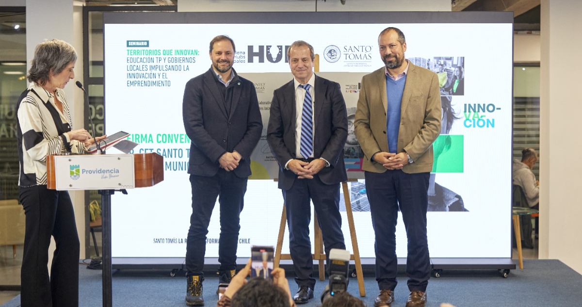 Santo Tomás firma convenio con Red Chilena de HUBs Municipales para apoyar innovaciones locales