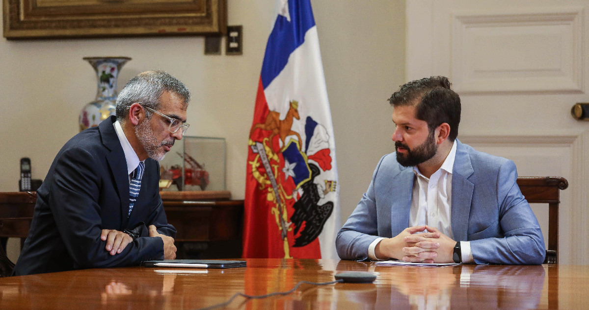 SalmonChile ficha a Luis Cordero, exministro de Boric, para defender normas de Ley de Reconstrucción