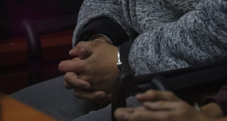 Padre de menor detenido en Coronel cree que padrastro murió por consumo de drogas: “No es un asesino”