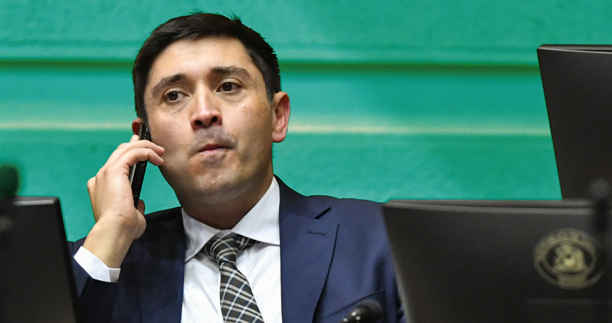 Defensa de senador Miguel Ángel Calisto busca limitar acceso de la Fiscalía a su celular