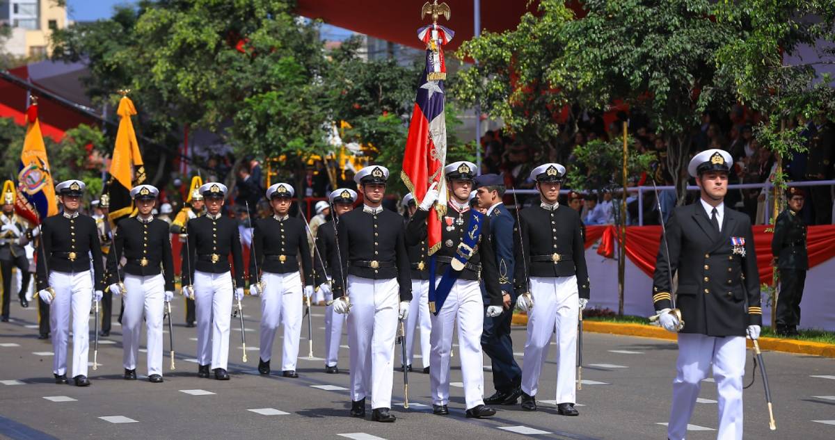 Delegación chilena desfila en Perú