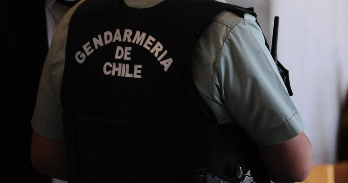 Denuncian que funcionaria de Gendarmería habría obligado a escolar a desnudarse en Centro de Justicia