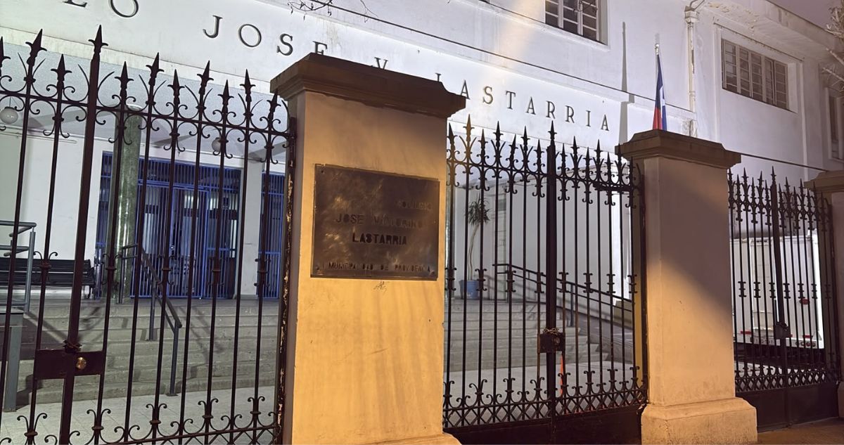 Desalojan Liceo Lastarria tras nueva toma estudiantil: alumnos se retiraron sin incidentes