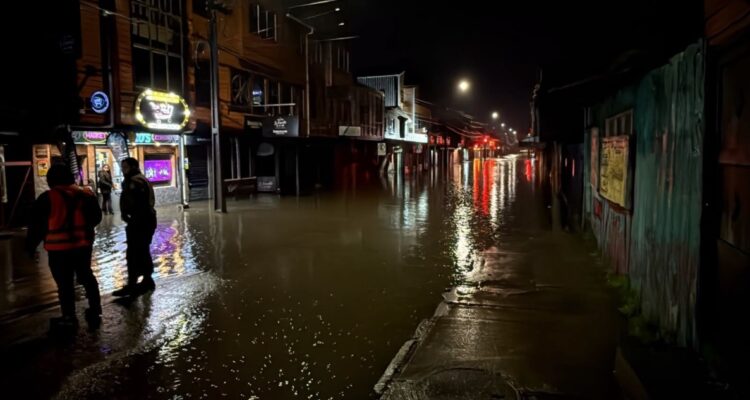Desborde de río La Toma inunda locales en Ancud