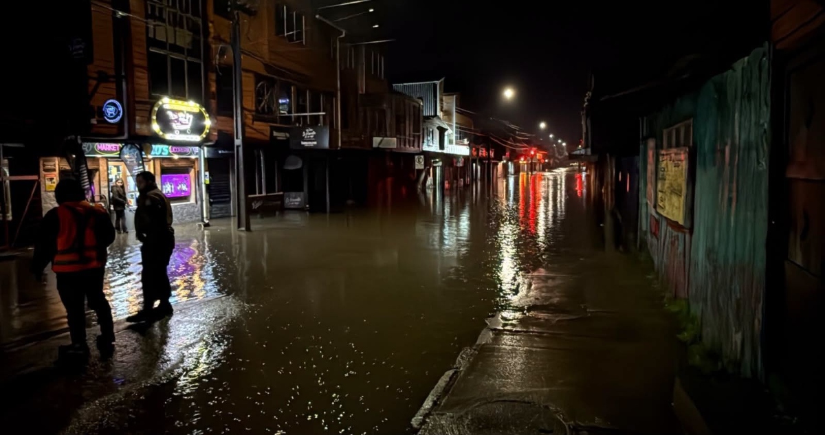 Desborde de río La Toma inunda locales en Ancud