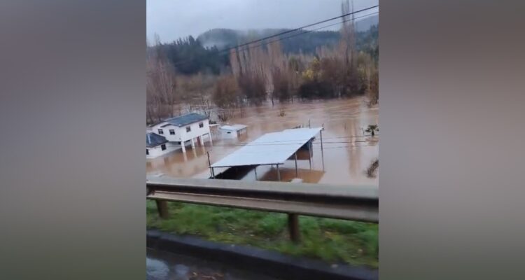 Desborde de río en Nacimiento