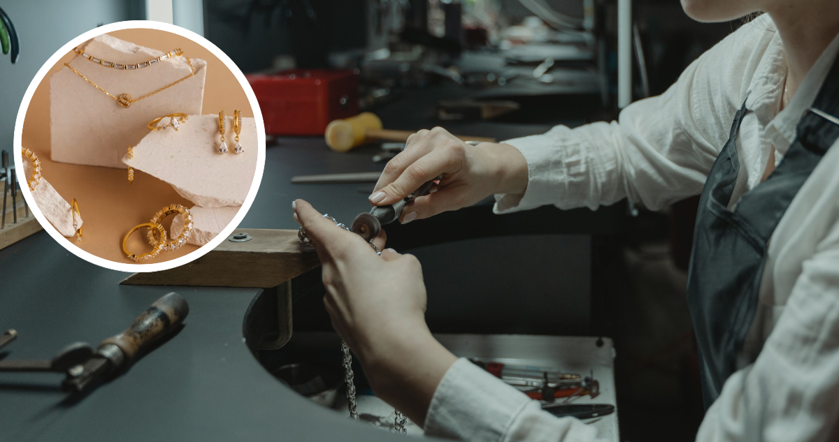 Foto de contexto de emprendedora trabajando en orfebrería. Y foto de joyas de Paola Díaz.