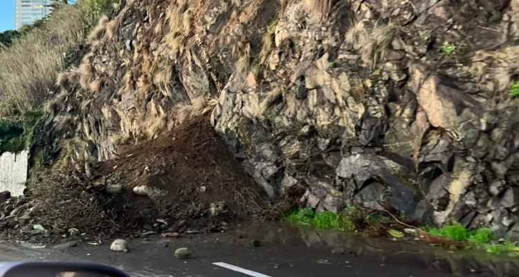 Nuevo deslizamiento de tierra afecta a pista de avenida España en dirección a Viña del Mar