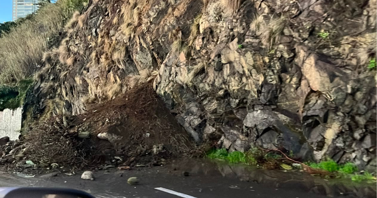 Nuevo deslizamiento de tierra afecta a pista de avenida España en dirección a Viña del Mar
