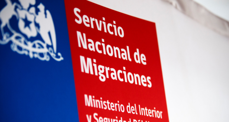 Destapan presunta red de coimas en Servicio Nacional de Migraciones: habrían acelerado 250 residencias