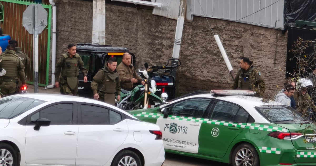 Dos sujetos detenidos por huir de fiscalización e intentar atropellar a Carabineros en Peñalolén