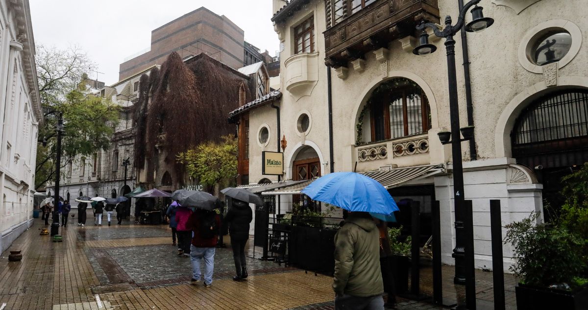 Días primaverales darán paso a río atmosférico en la RM: anticipan lluvia "durante varios días"