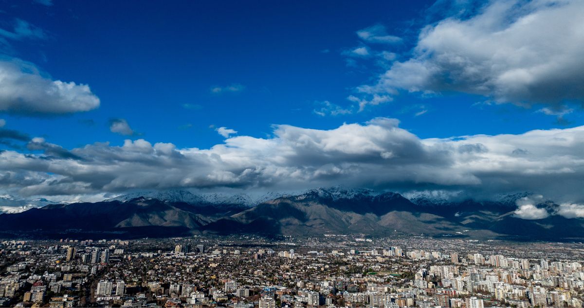 Días primaverales darán paso a río atmosférico en la RM: anticipan lluvia "durante varios días"