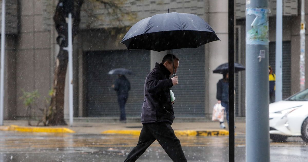 Días primaverales darán paso a río atmosférico en la RM: anticipan lluvia “durante varios días”