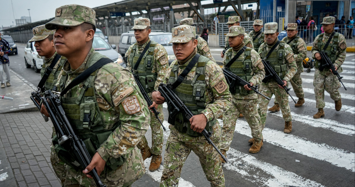 Perú entrega su seguridad a los militares y debate llega a Chile: ¿camino a seguir o error a evitar?