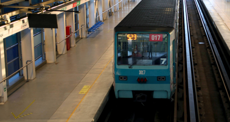 Metro pone fecha al retiro de los trenes NS-74 tras incendio: dejarán de operar hacia 2030