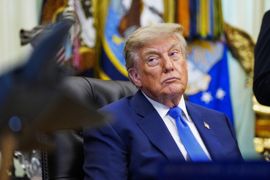 Trump exige a Irán que se rinda y amenaza con bombardear Omán si se involucra en negociaciones
