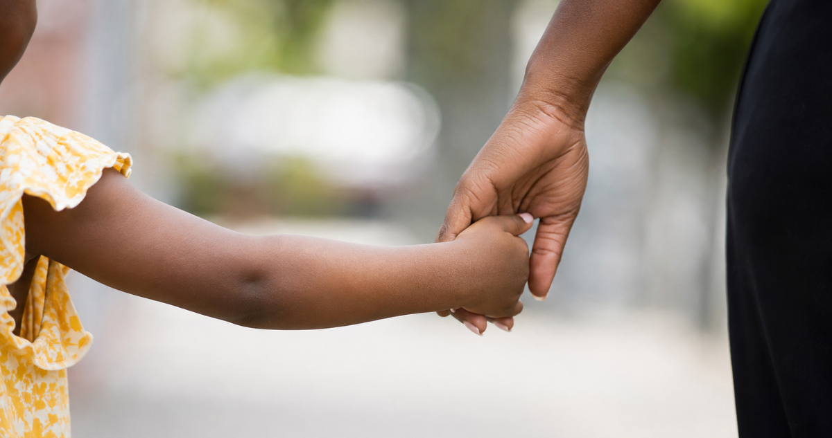 Dos niñas chilenas reembarcadas cuestionan actuar de Migraciones por impedir ingreso de su madre