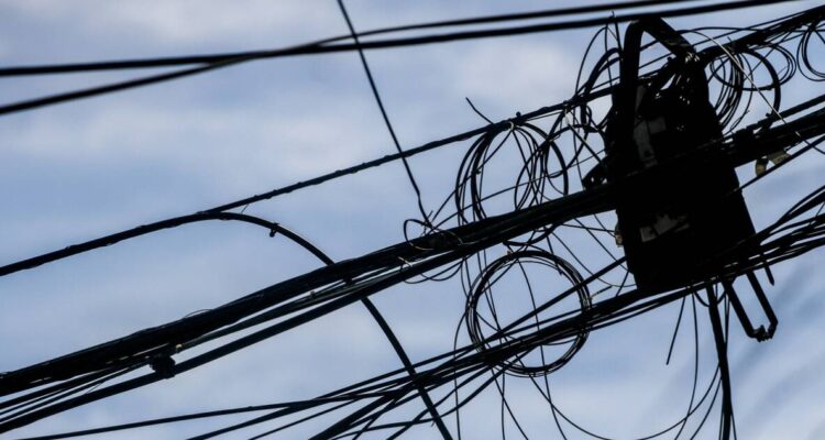 Terminaron en urgencias: trabajadores reciben descarga eléctrica a las afueras de hotel en Osorno