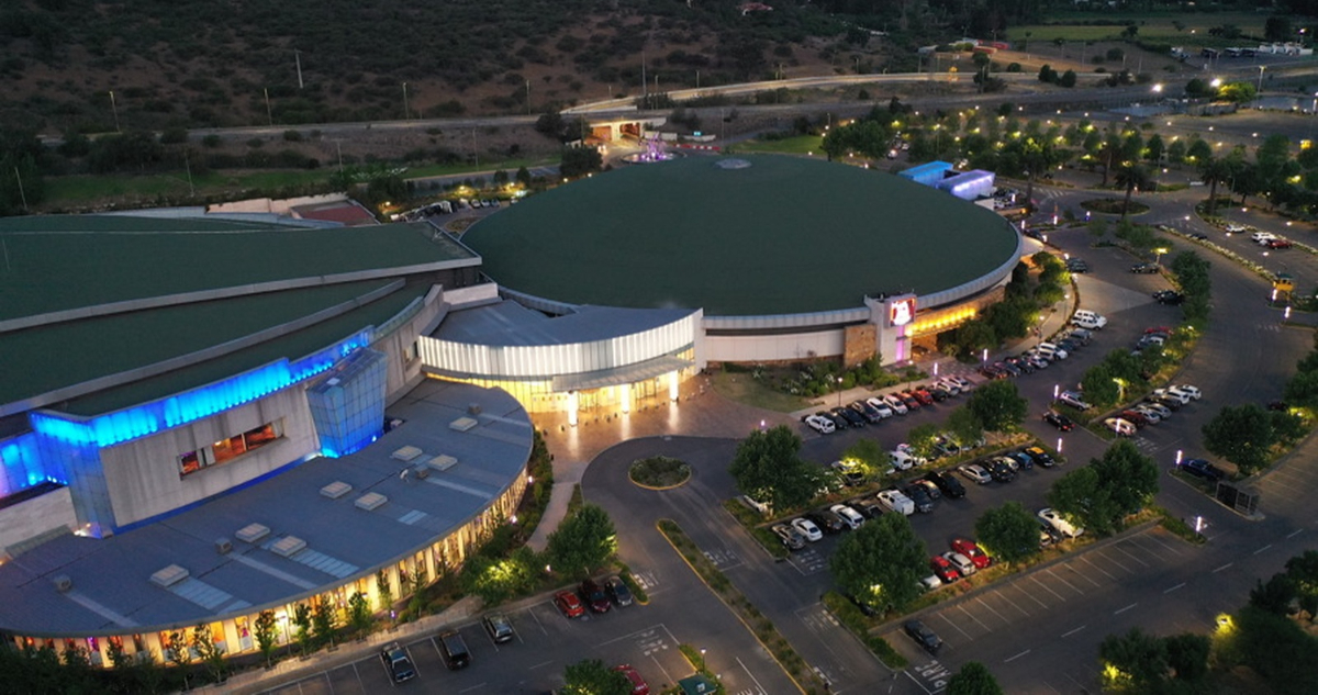 Encuentro de Dreams abordará el Juego Responsable en casinos: reunirá a expertos y líderes del sector El próximo 25 de agosto, líderes de la industria de los casinos se reunirán junto a especialistas nacionales e internacionales del ámbito académico, médico y regulatorio en el III Simposio Hispanoamericano “Del Juego Patológico al Juego Responsable”, un evento organizado por Dreams y que se llevará a cabo en el Monticello, con el que se busca abordar la prevención del juego problemático y la promoción de buenas prácticas. De esa forma, ante la Ley Nº19.995, que regula a los casinos autorizados, dejándolos sujetos a la fiscalización de la Superintendencia de Casinos de Juego (SCJ), líderes del sector compartirán sus experiencias y profundizarán en herramientas que permitan prevenir conductas de riesgo. Este marco contempla, entre otras medidas, controles de acceso y herramientas de protección como el Sistema Nacional de Autoexclusión, mediante el cual las personas podrán solicitar voluntariamente que se les impida el ingreso a las salas de juego. Víctor Ide, gerente general de Dreams, explicó que “como compañía creemos que una industria seria y responsable debe desarrollarse dentro de un marco regulado y fiscalizado, con altos estándares de protección. Hoy tenemos una realidad que debemos abordar: el juego online ilegal y los casinos ilegales están presentes en todas las comunas de Chile, sin las mismas condiciones de control y protección que existen en los casinos autorizados”. “Este simposio será una expresión concreta de nuestro compromiso con el Juego Responsable, al reunir a expertos, compartir conocimiento y seguir fortaleciendo las herramientas para prevenir conductas problemáticas. Creemos que este debate debe considerar todas las modalidades de juego que hoy existen y avanzar hacia reglas claras y mecanismos efectivos de control”, añadió. El simposio será inaugurado por Víctor Ide y contemplará una exposición de la Superintendencia de Casinos de Juego. Asimismo, Mariela Huenchumilla, gerenta corporativa del programa Juego Responsable de Dreams, que busca prevenir conductas de riesgo, entregar información, promover hábitos adecuados y activar mecanismos de apoyo ante situaciones que puedan requerir una intervención, expondrá sobre la experiencia y las políticas implementadas por la compañía. La jornada contará también con la participación de especialistas internacionales. El profesor Mark Griffiths abordará herramientas para el Juego Responsable mediante el seguimiento del comportamiento, mientras Michael Auer analizará las dimensiones psicológicas y biológicas asociadas al juego y la toma de riesgos. Juan Carlos Oyanedel, Miguel Vargas, Stephanie L. Diez y Jody Bechtold participarán de manera telemática. Encuentro de Dreams abordará el Juego Responsable en casinos: reunirá a expertos y líderes del sector